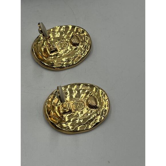 Elizabeth Taylor Monogram Rare Vintage Estate Signed AVON 1.5” 1993 Clip Earring - Picture 7 of 14